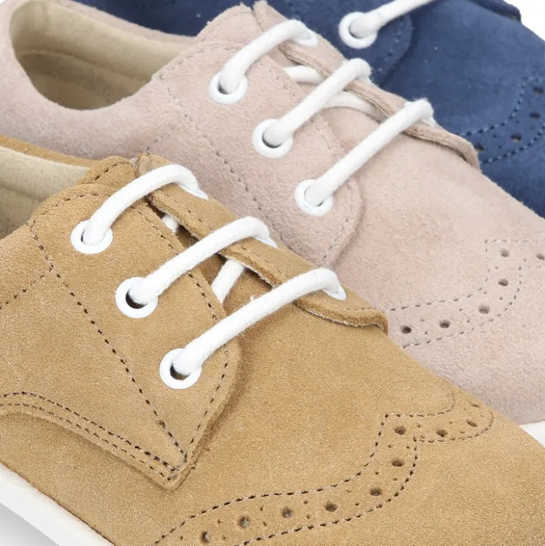 Zapatito tipo Blucher primavera con cordones y picados en serraje.