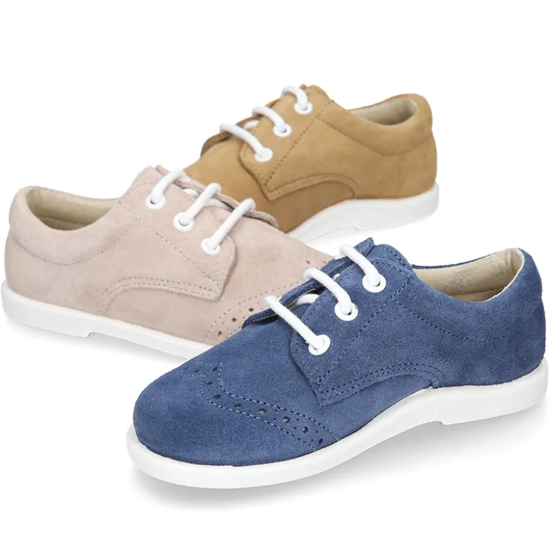 Zapatito tipo Blucher primavera con cordones y picados en serraje.