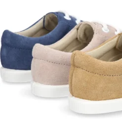 Zapatito tipo Blucher primavera con cordones y picados en serraje.