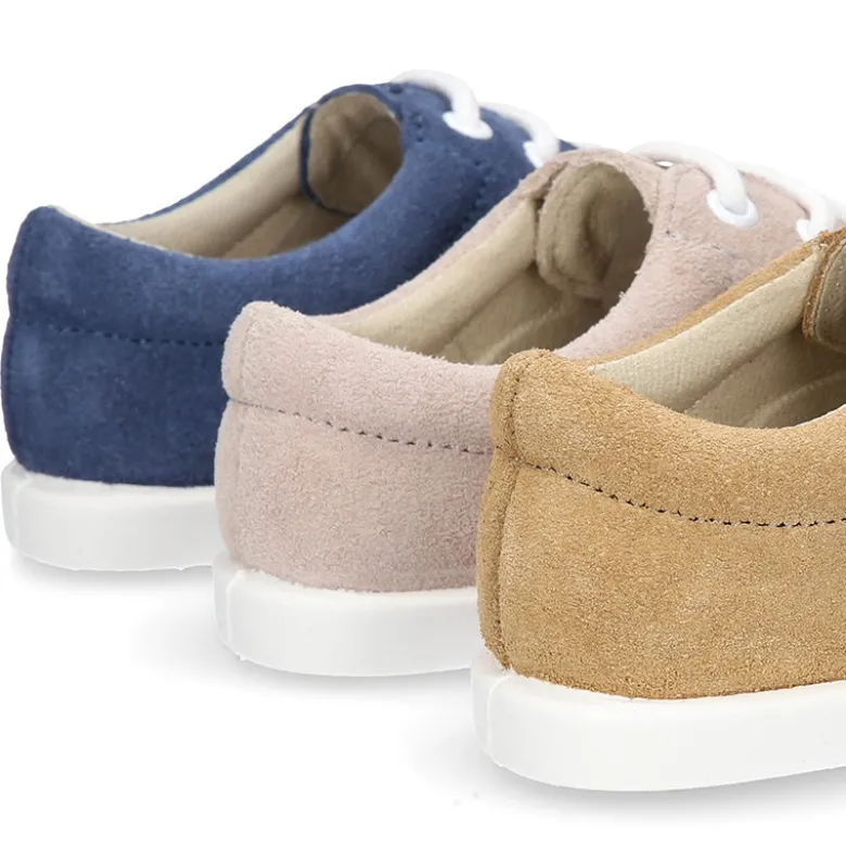 Zapatito tipo Blucher primavera con cordones y picados en serraje.
