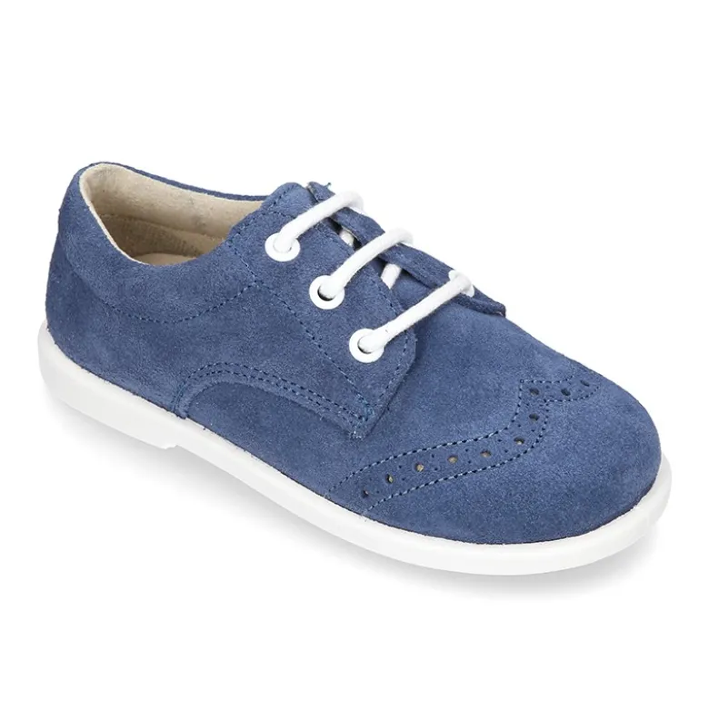 Zapatito tipo Blucher primavera con cordones y picados en serraje.