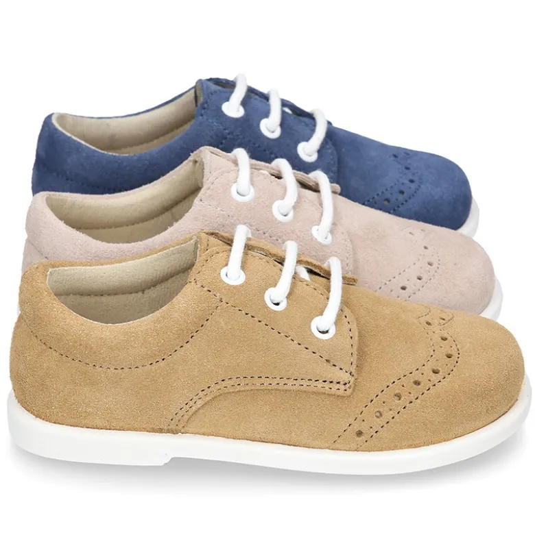 Zapatito tipo Blucher primavera con cordones y picados en serraje.