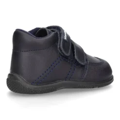 Zapatito tipo deportivo para primeros pasos sin cordones en piel lavable.