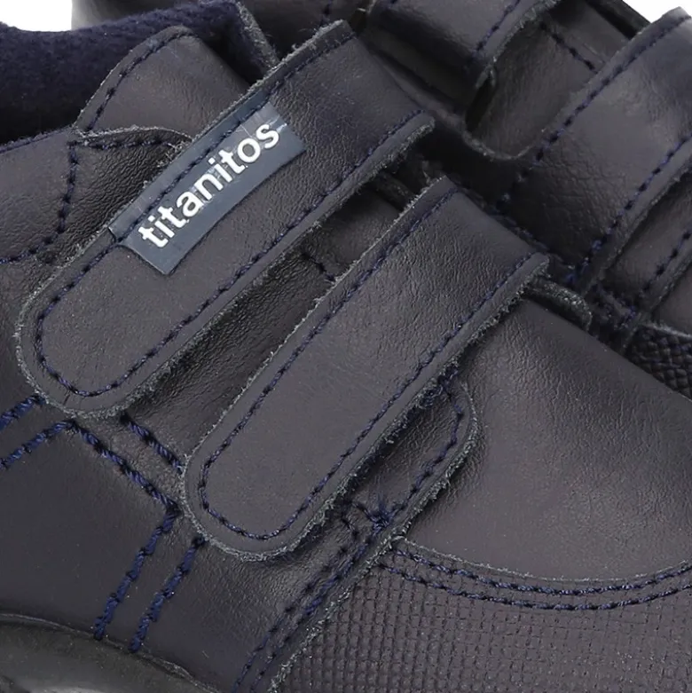 Zapatito tipo deportivo para primeros pasos sin cordones en piel lavable.