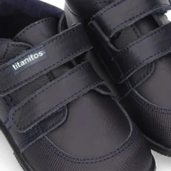 Zapatito tipo deportivo para primeros pasos sin cordones en piel lavable.