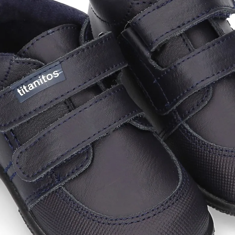 Zapatito tipo deportivo para primeros pasos sin cordones en piel lavable.