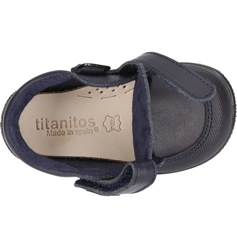 Zapatito tipo deportivo para primeros pasos sin cordones en piel lavable.