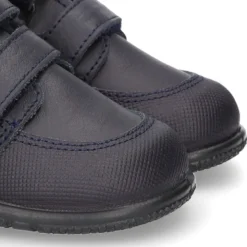 Zapatito tipo deportivo para primeros pasos sin cordones en piel lavable.
