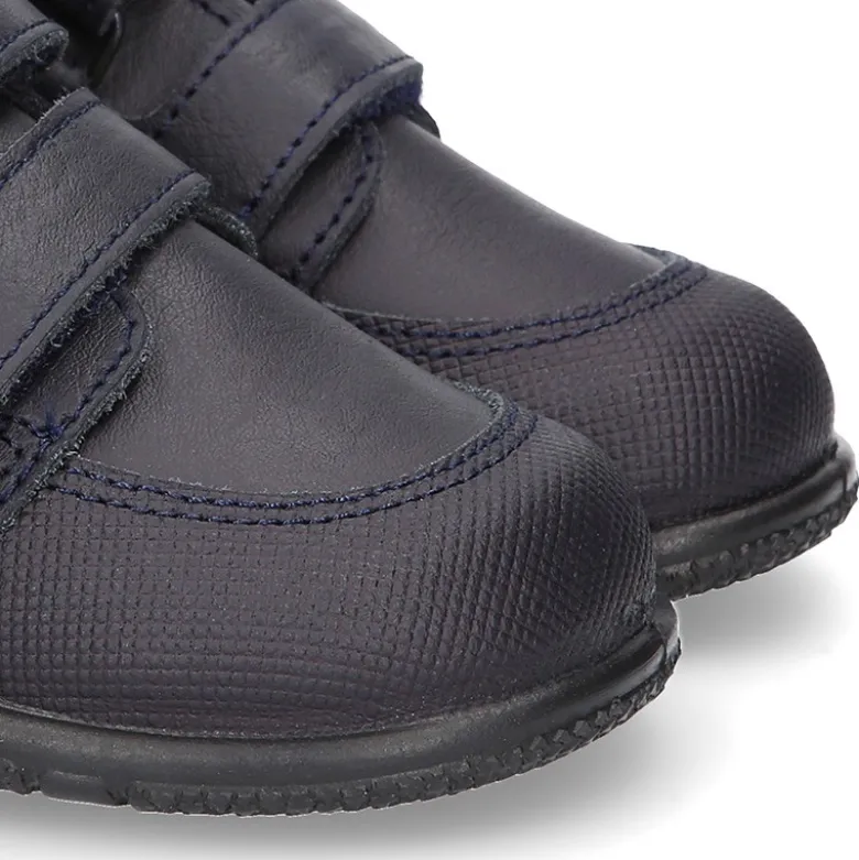 Zapatito tipo deportivo para primeros pasos sin cordones en piel lavable.