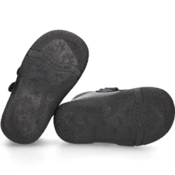Zapatito tipo deportivo para primeros pasos sin cordones en piel lavable.
