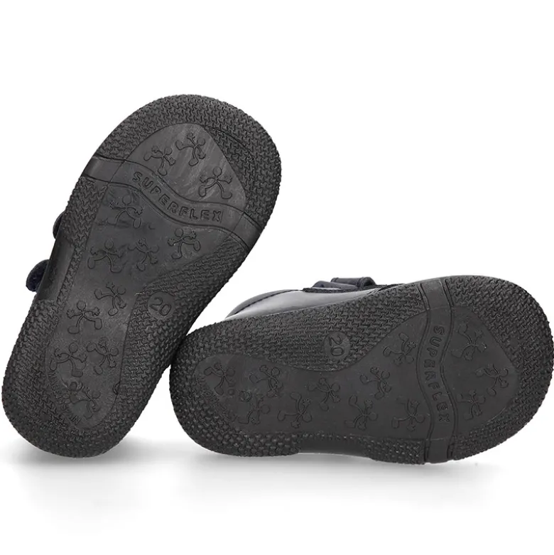 Zapatito tipo deportivo para primeros pasos sin cordones en piel lavable.