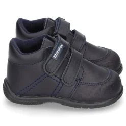 Zapatito tipo deportivo para primeros pasos sin cordones en piel lavable.