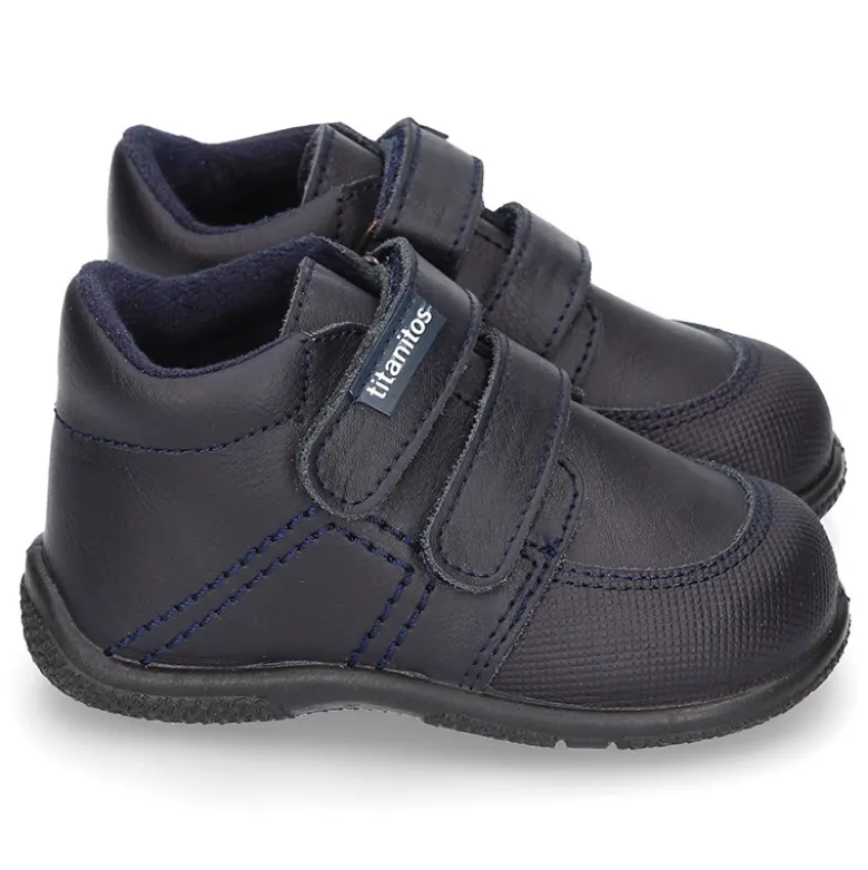 Zapatito tipo deportivo para primeros pasos sin cordones en piel lavable.