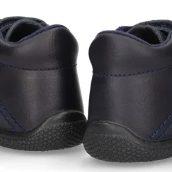 Zapatito tipo deportivo para primeros pasos sin cordones en piel lavable.