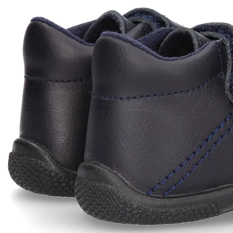 Zapatito tipo deportivo para primeros pasos sin cordones en piel lavable.
