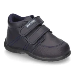 Zapatito tipo deportivo para primeros pasos sin cordones en piel lavable.