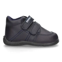 Zapatito tipo deportivo para primeros pasos sin cordones en piel lavable.