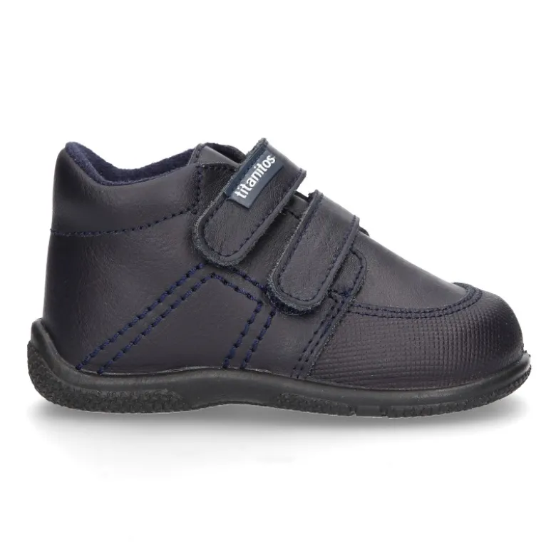 Zapatito tipo deportivo para primeros pasos sin cordones en piel lavable.