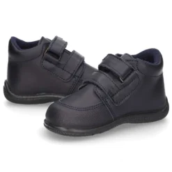 Zapatito tipo deportivo para primeros pasos sin cordones en piel lavable.