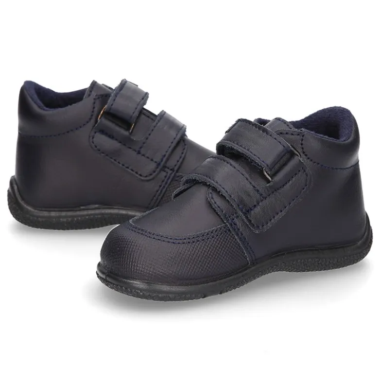 Zapatito tipo deportivo para primeros pasos sin cordones en piel lavable.