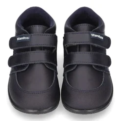 Zapatito tipo deportivo para primeros pasos sin cordones en piel lavable.
