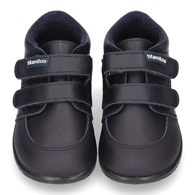 Zapatito tipo deportivo para primeros pasos sin cordones en piel lavable.