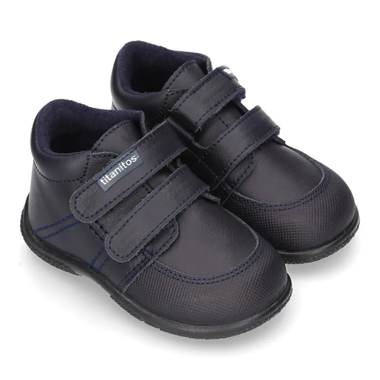 Zapatito tipo deportivo para primeros pasos sin cordones en piel lavable.