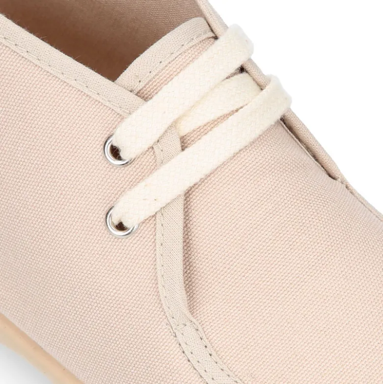 Zapatito tipo walabi con cordones en lona piqué.