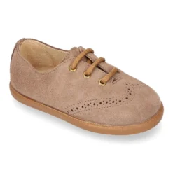 Zapato blucher para niño con cordones y picados en piel serraje