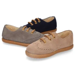 Zapato blucher para niño con cordones y picados en piel serraje