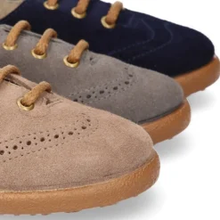 Zapato blucher para niño con cordones y picados en piel serraje