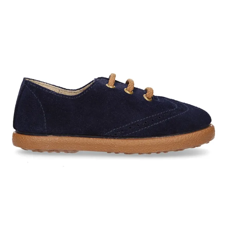 Zapato blucher para niño con cordones y picados en piel serraje
