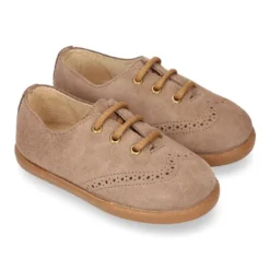 Zapato blucher para niño con cordones y picados en piel serraje