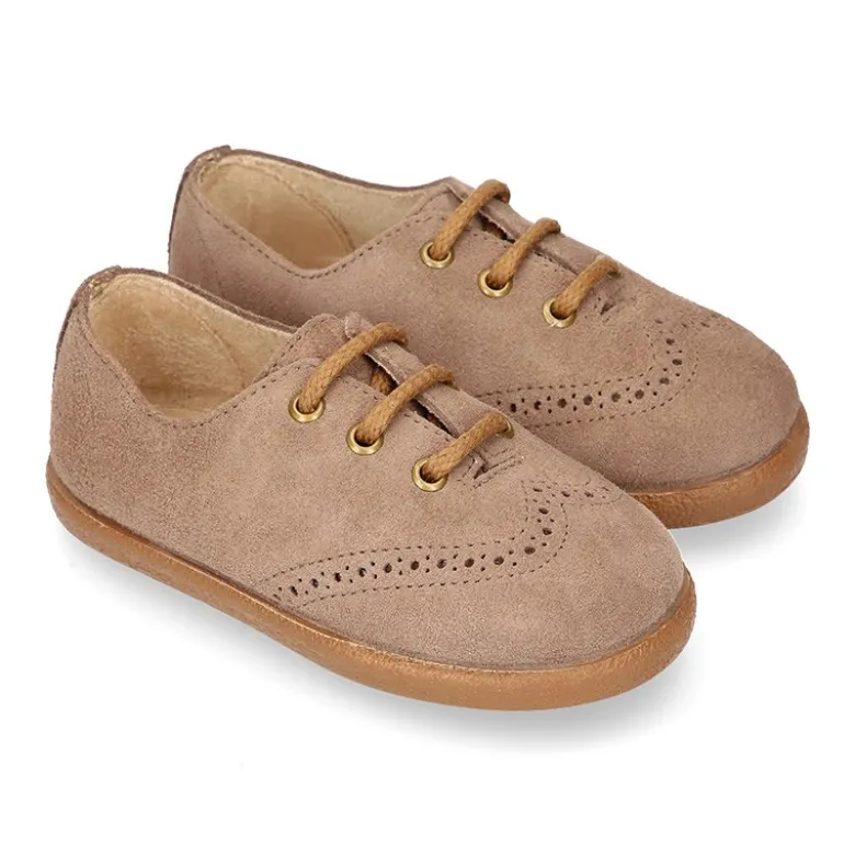 Zapato blucher para niño con cordones y picados en piel serraje