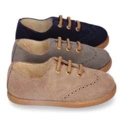 Zapato blucher para niño con cordones y picados en piel serraje