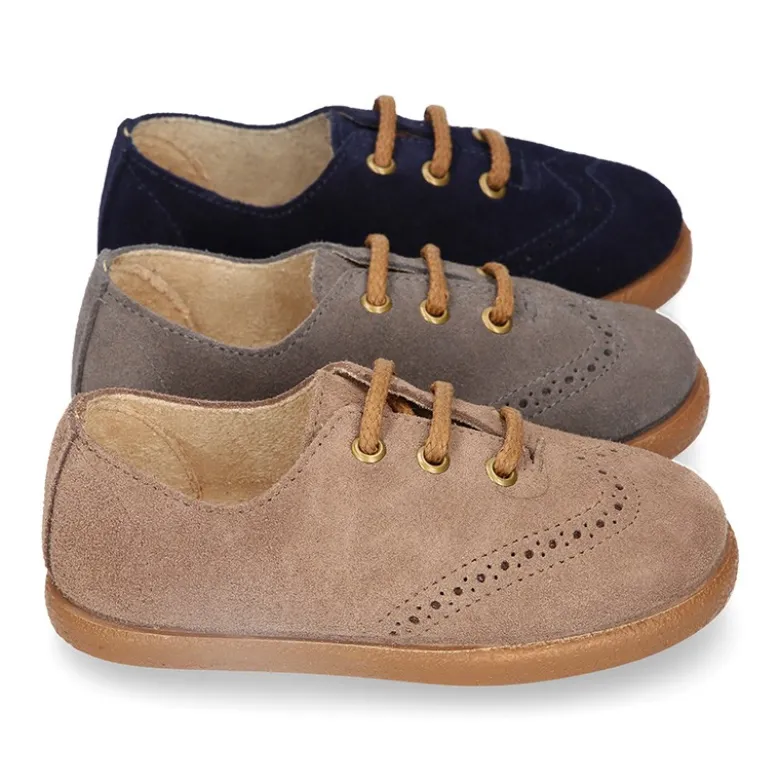 Zapato blucher para niño con cordones y picados en piel serraje