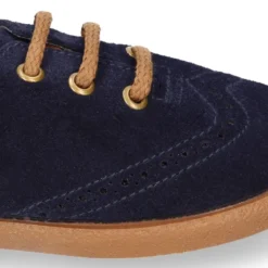 Zapato blucher para niño con cordones y picados en piel serraje