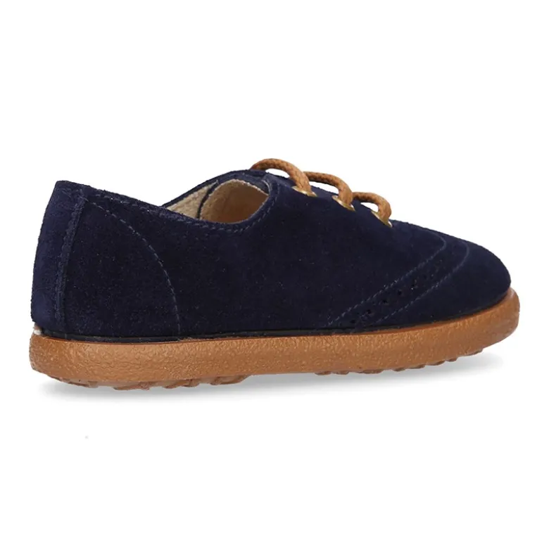 Zapato blucher para niño con cordones y picados en piel serraje