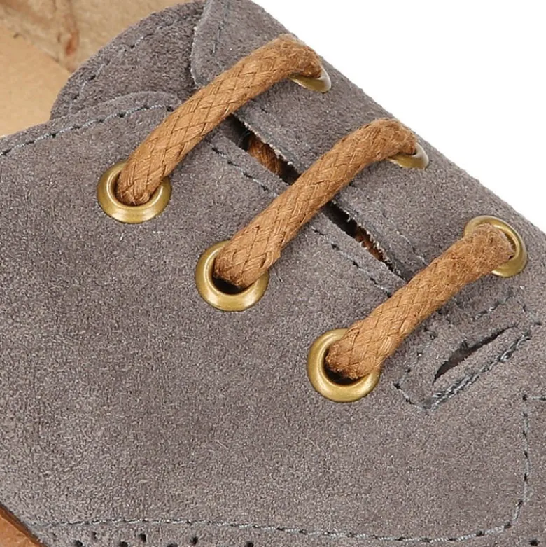 Zapato blucher para niño con cordones y picados en piel serraje