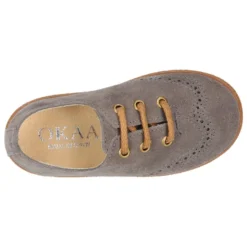Zapato blucher para niño con cordones y picados en piel serraje