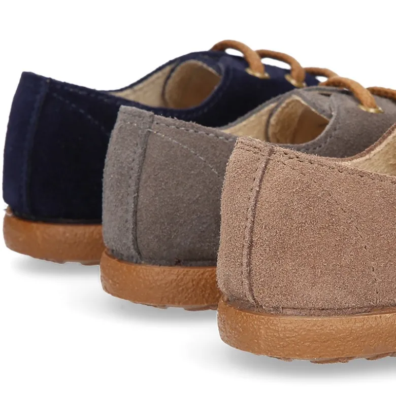 Zapato blucher para niño con cordones y picados en piel serraje