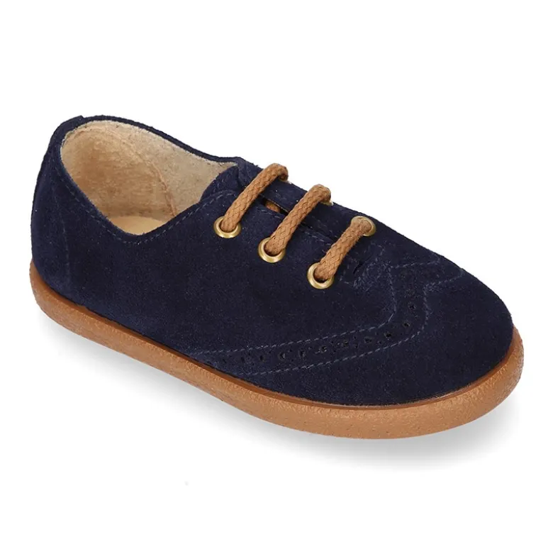 Zapato blucher para niño con cordones y picados en piel serraje