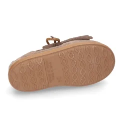 Zapato casual tipo Blucher con lengüeta con flecos en piel serraje.