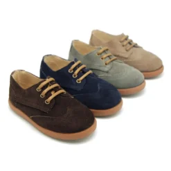 Zapato casual tipo Blucher con lengüeta con flecos en piel serraje.