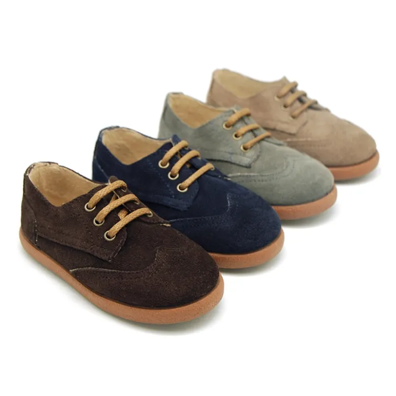 Zapato casual tipo Blucher con lengüeta con flecos en piel serraje.