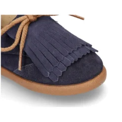 Zapato casual tipo Blucher con lengüeta con flecos en piel serraje.