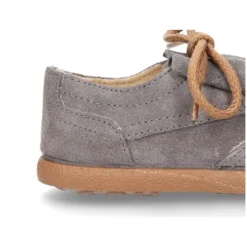 Zapato casual tipo Blucher con lengüeta con flecos en piel serraje.