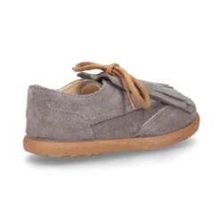 Zapato casual tipo Blucher con lengüeta con flecos en piel serraje.