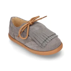 Zapato casual tipo Blucher con lengüeta con flecos en piel serraje.