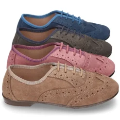 Zapato clásico tipo Blucher con lazos y picados en piel serraje.